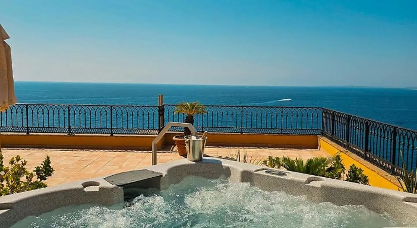 La Perouse OUTDOOR_POOL