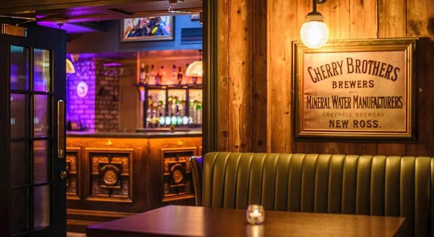 Crown Quarter Bar