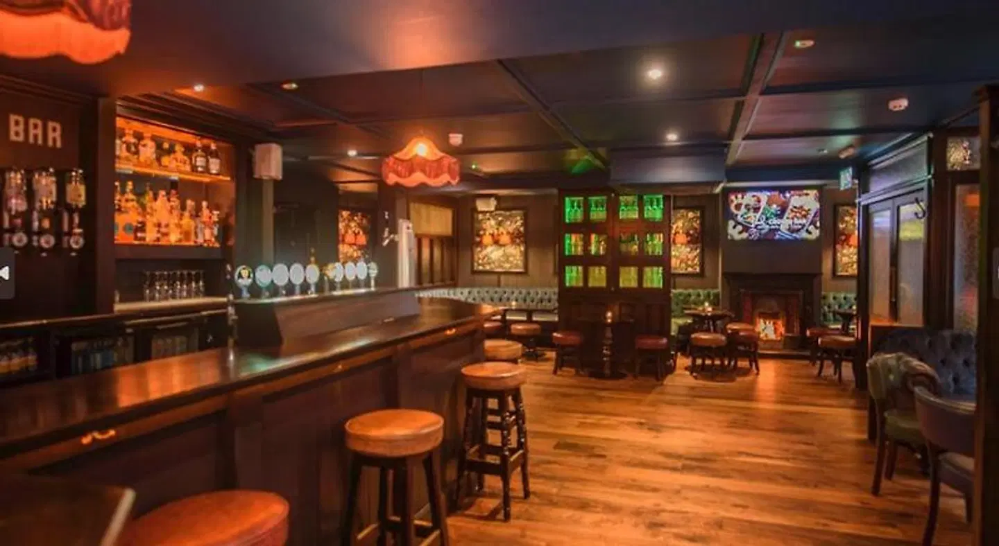 Crown Quarter Bar