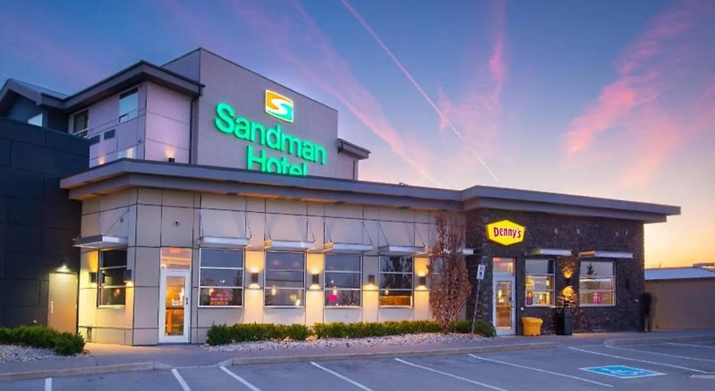 Sandman Hotel Oakville EXTERIOR