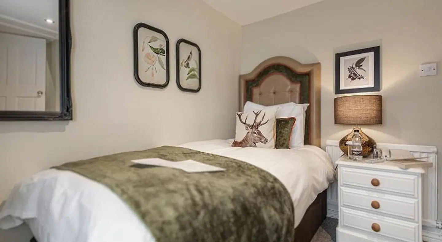 The Feathers ROOM_EXAMPLE