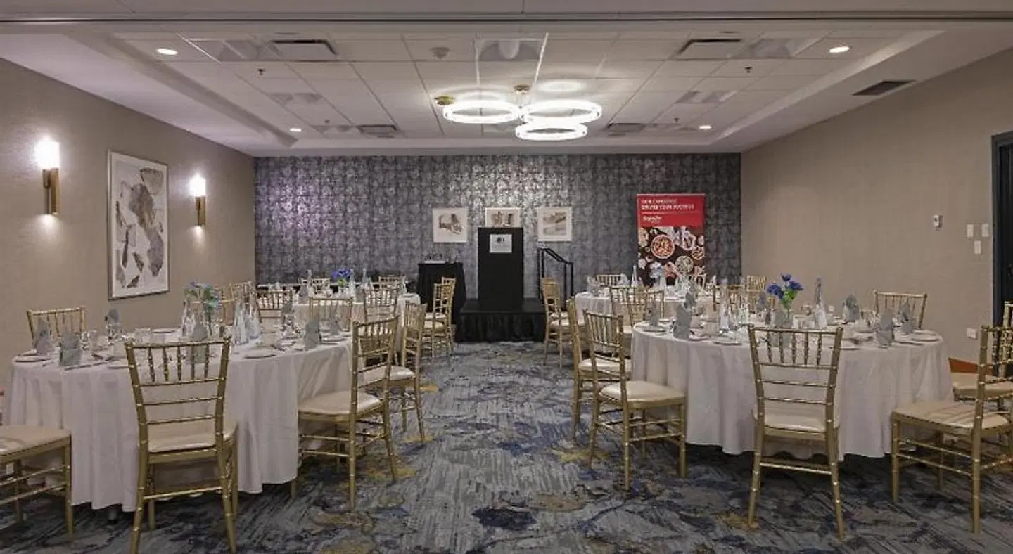 DoubleTree by Hilton West Edmonton Restaurant