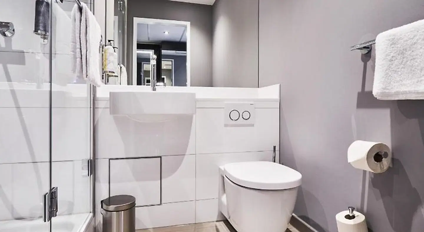 Premier Inn Köln City Mediapark Badezimmer