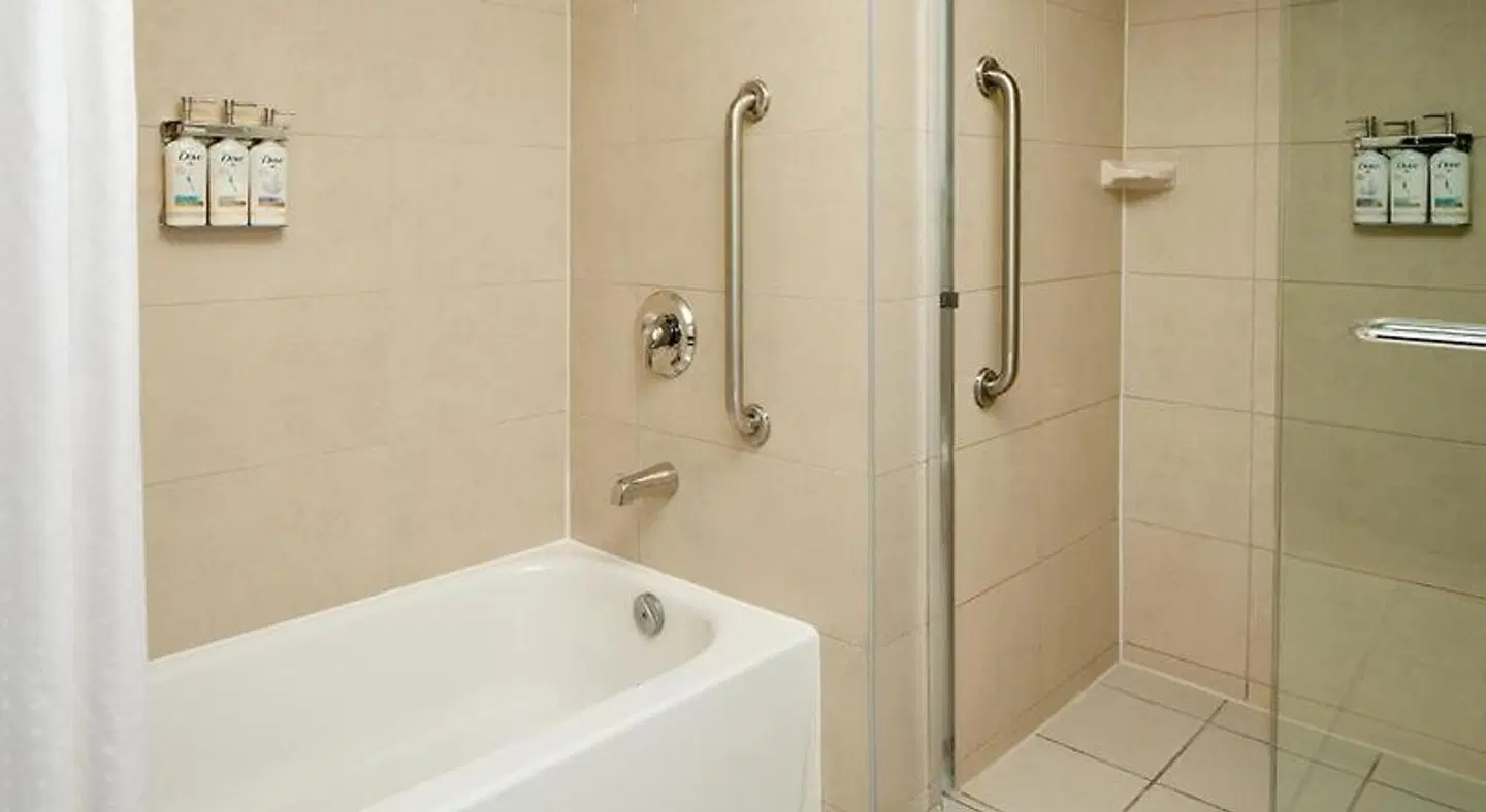 Holiday Inn Express & Suites Montreal Airport by IHG Badezimmer