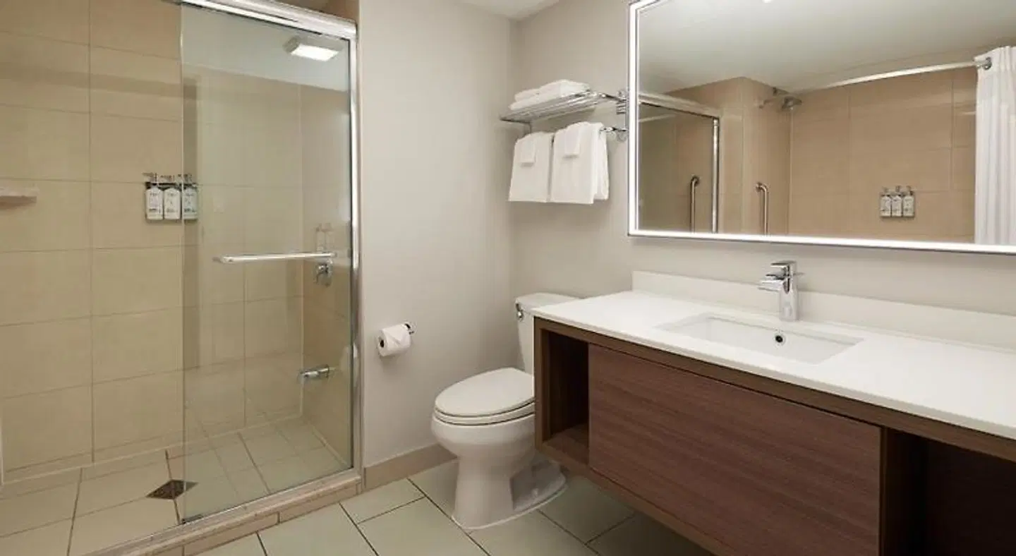 Holiday Inn Express & Suites Montreal Airport by IHG Badezimmer
