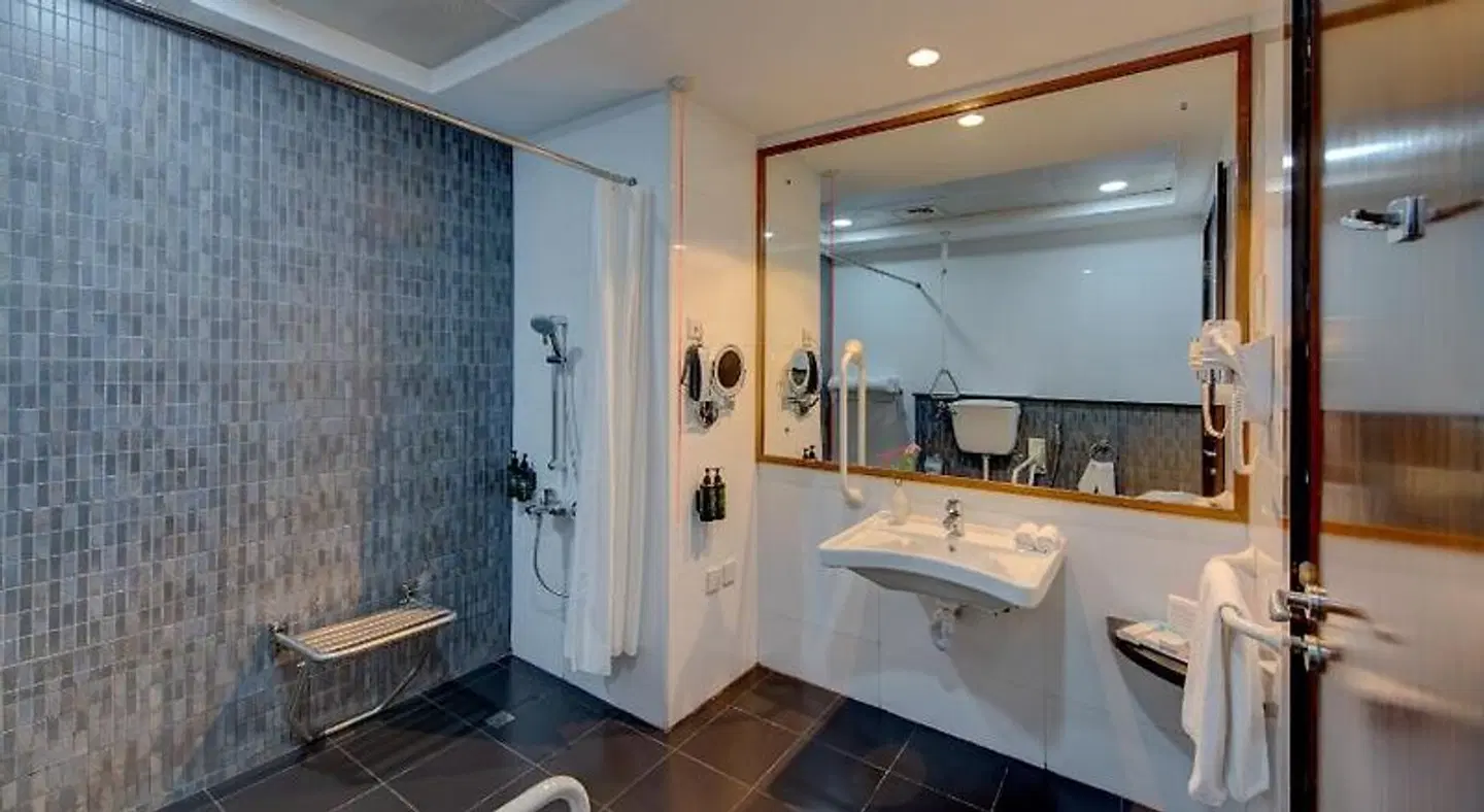 Ramada Abu Dhabi Corniche Badezimmer