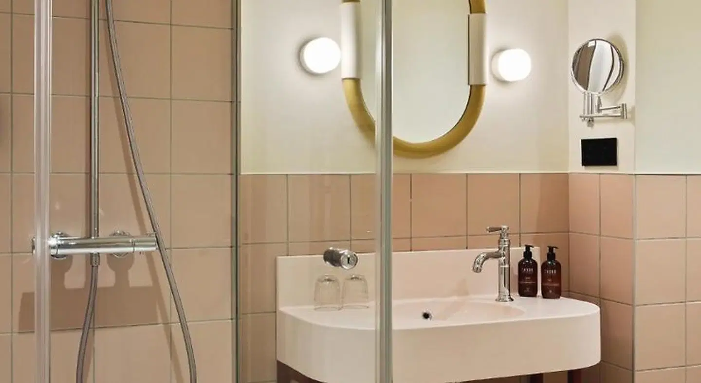 Hôtel Mercedes Arc de Triomphe Badezimmer