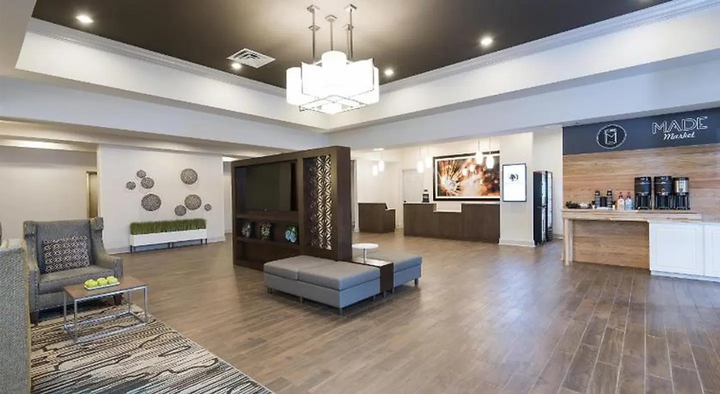 DoubleTree by Hilton Pleasant Prairie Kenosha LOUNGE_LOBBY