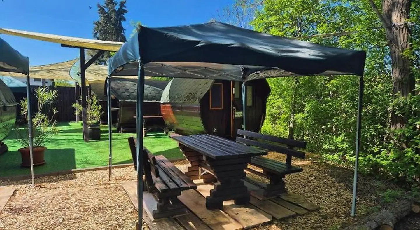 Mini Hotel Übernachten Im Gurkenfass Terrasse