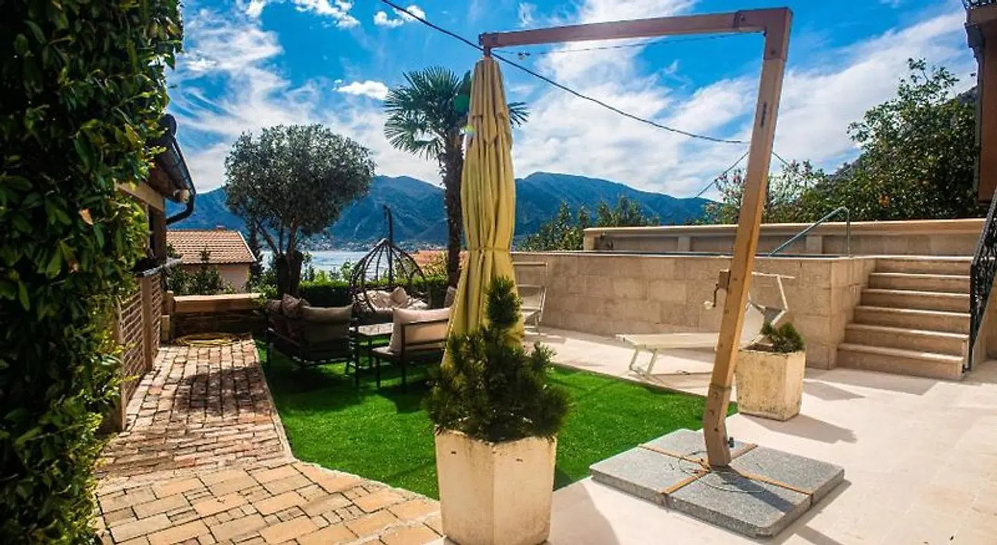 J & P Apartments Orahovac Terrasse