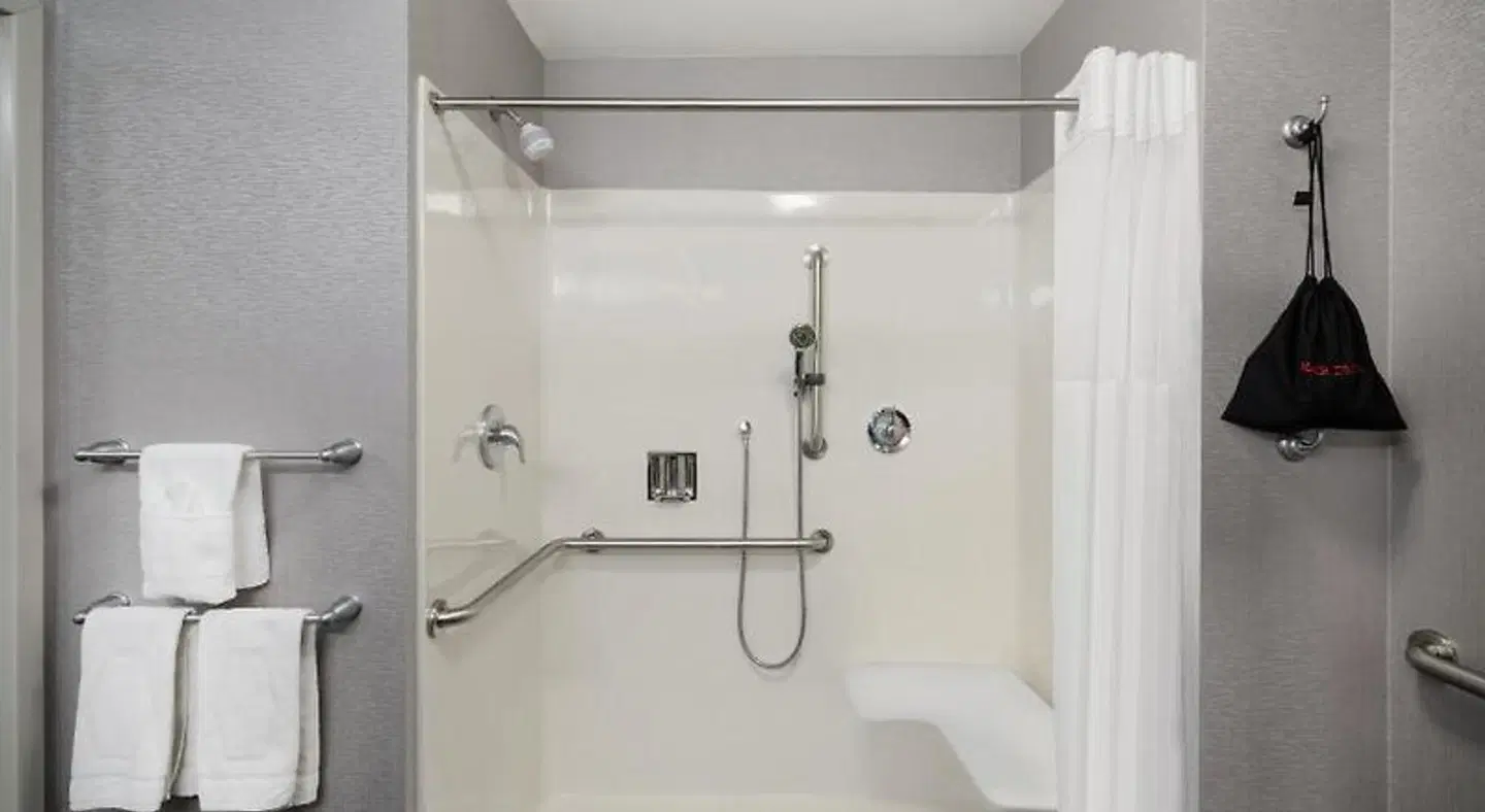 Hampton Inn & Suites Roanoke Airport Badezimmer