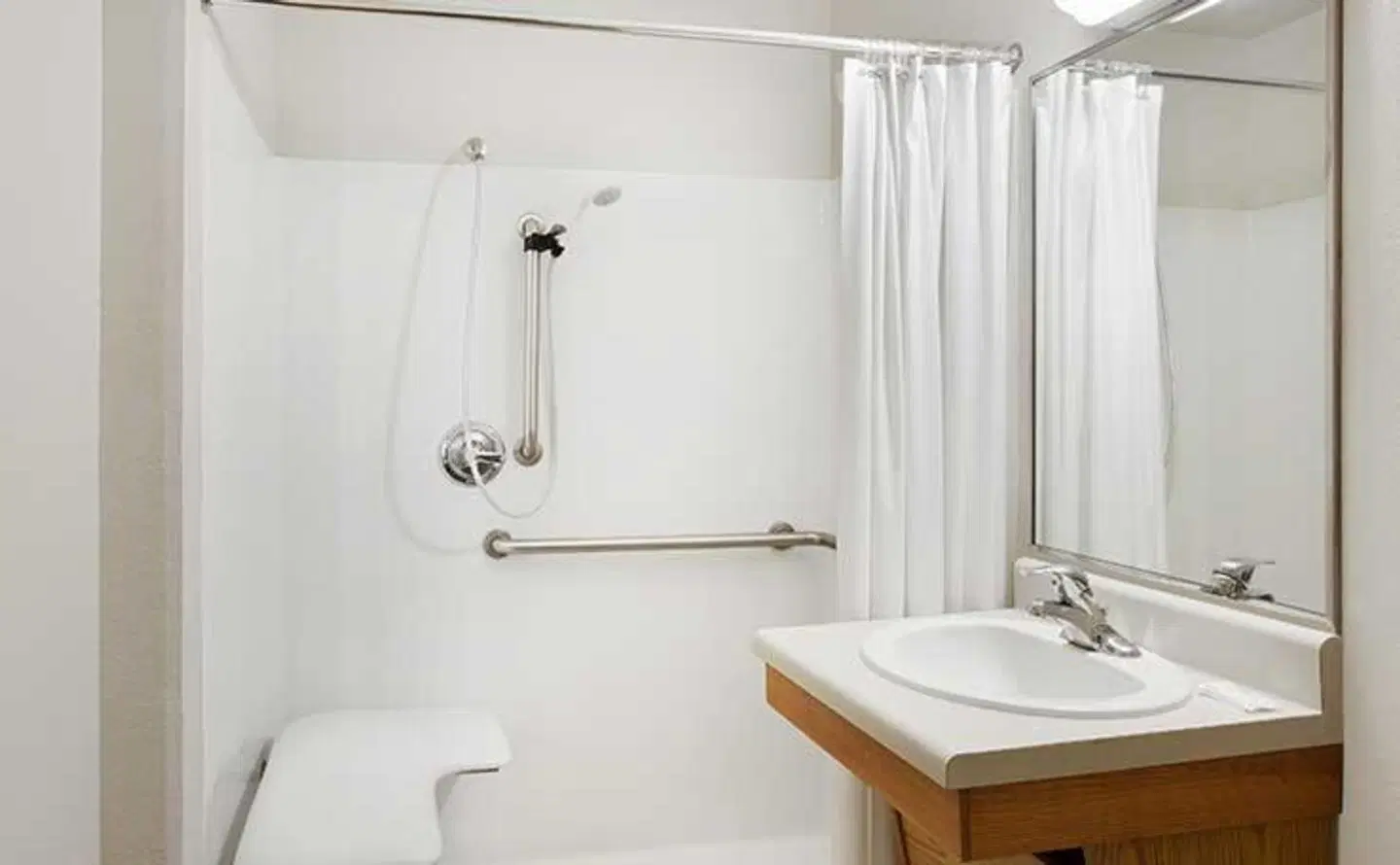 WoodSpring Suites Lincoln Badezimmer