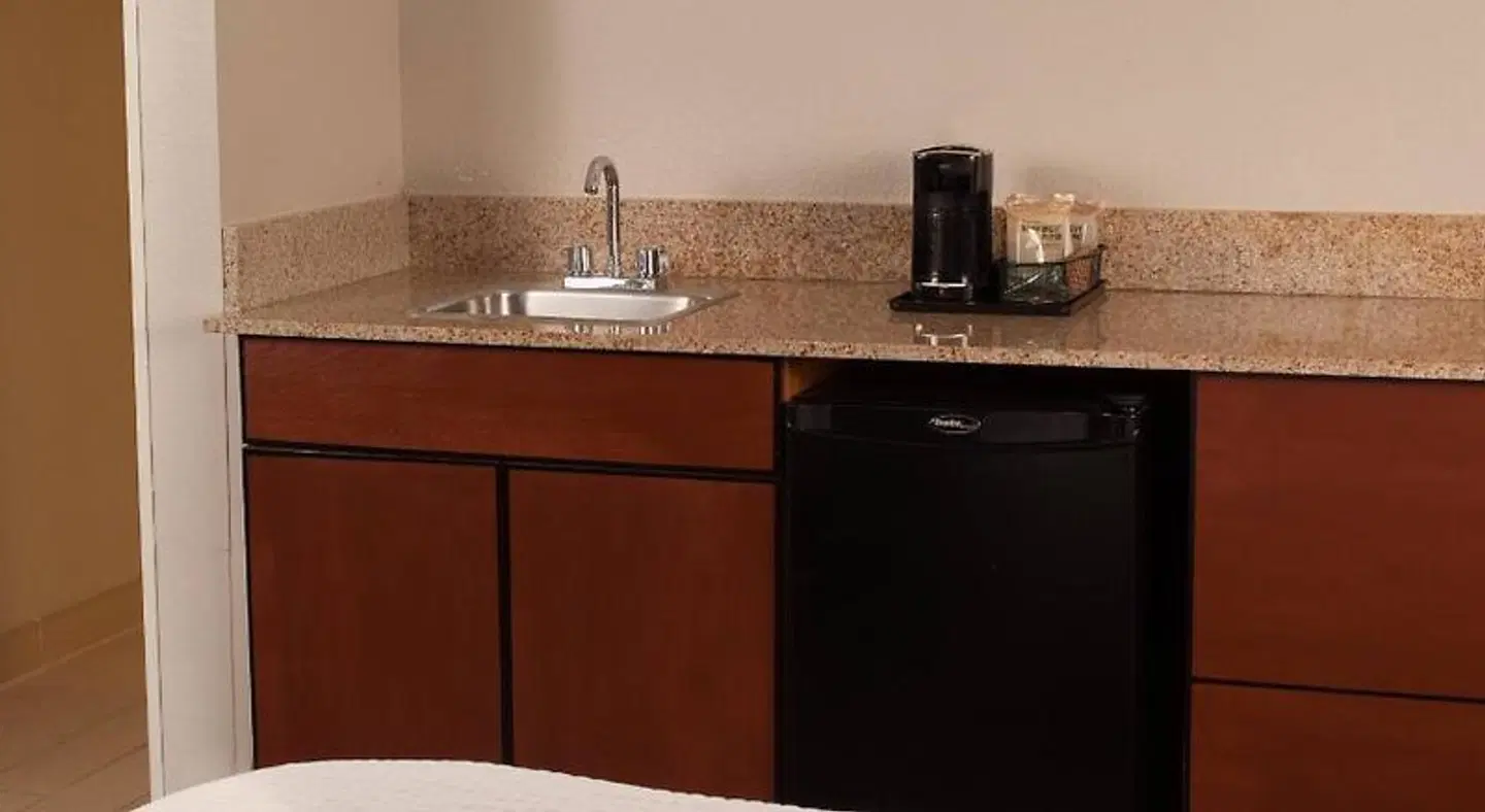 Courtyard by Marriott Charleston Waterfront ROOM_EXAMPLE