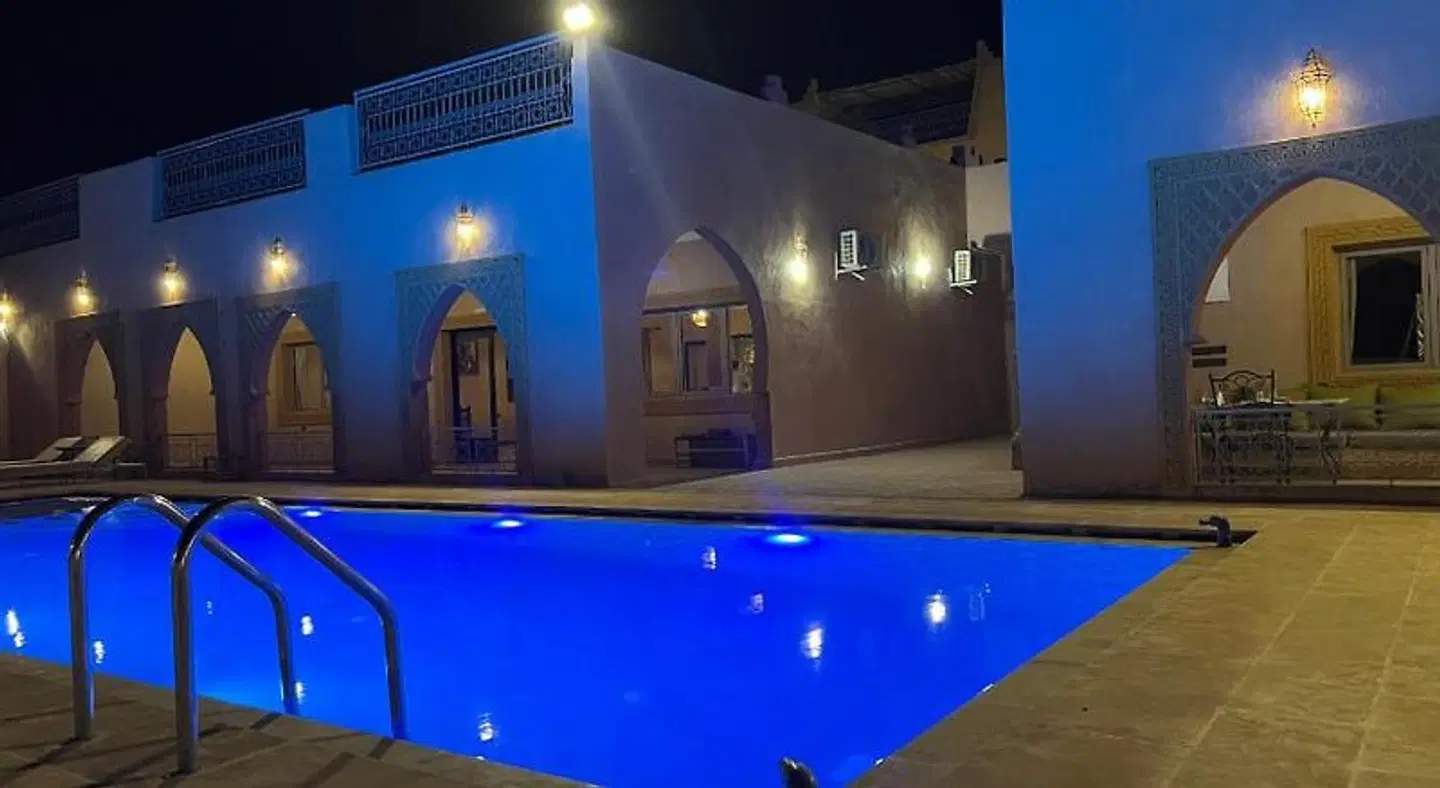 Riad Les Jardins De Merzouga Hallenbad