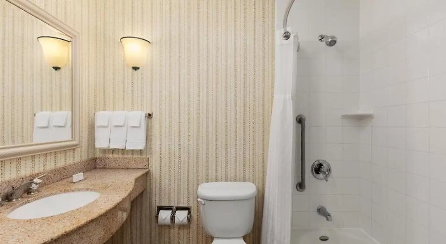 Hilton Garden Inn Milwaukee Northwest Conference Center Badezimmer