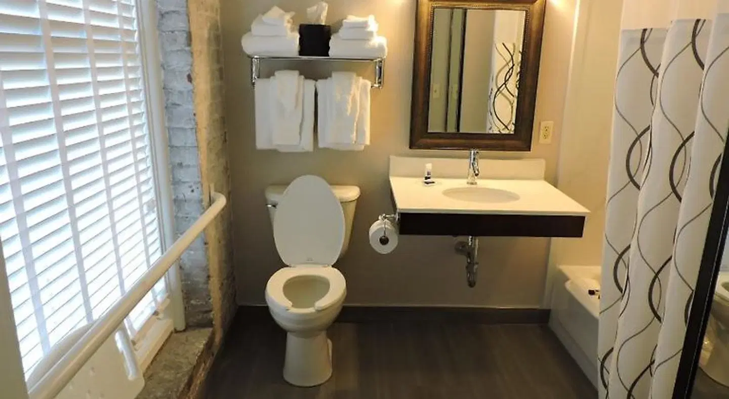 Best Western Plus St. Christopher Hotel Badezimmer