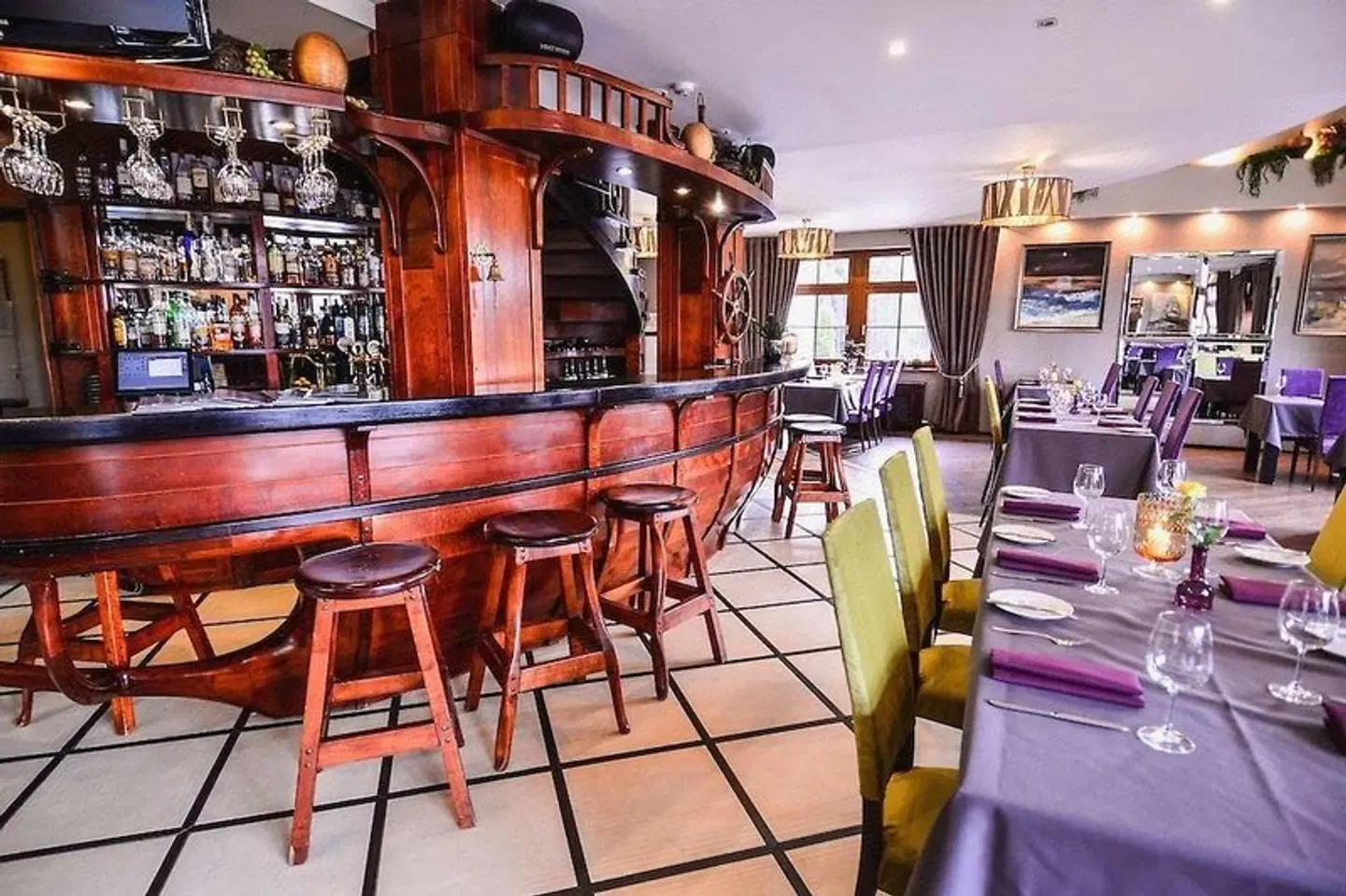 Port Hotel Bar