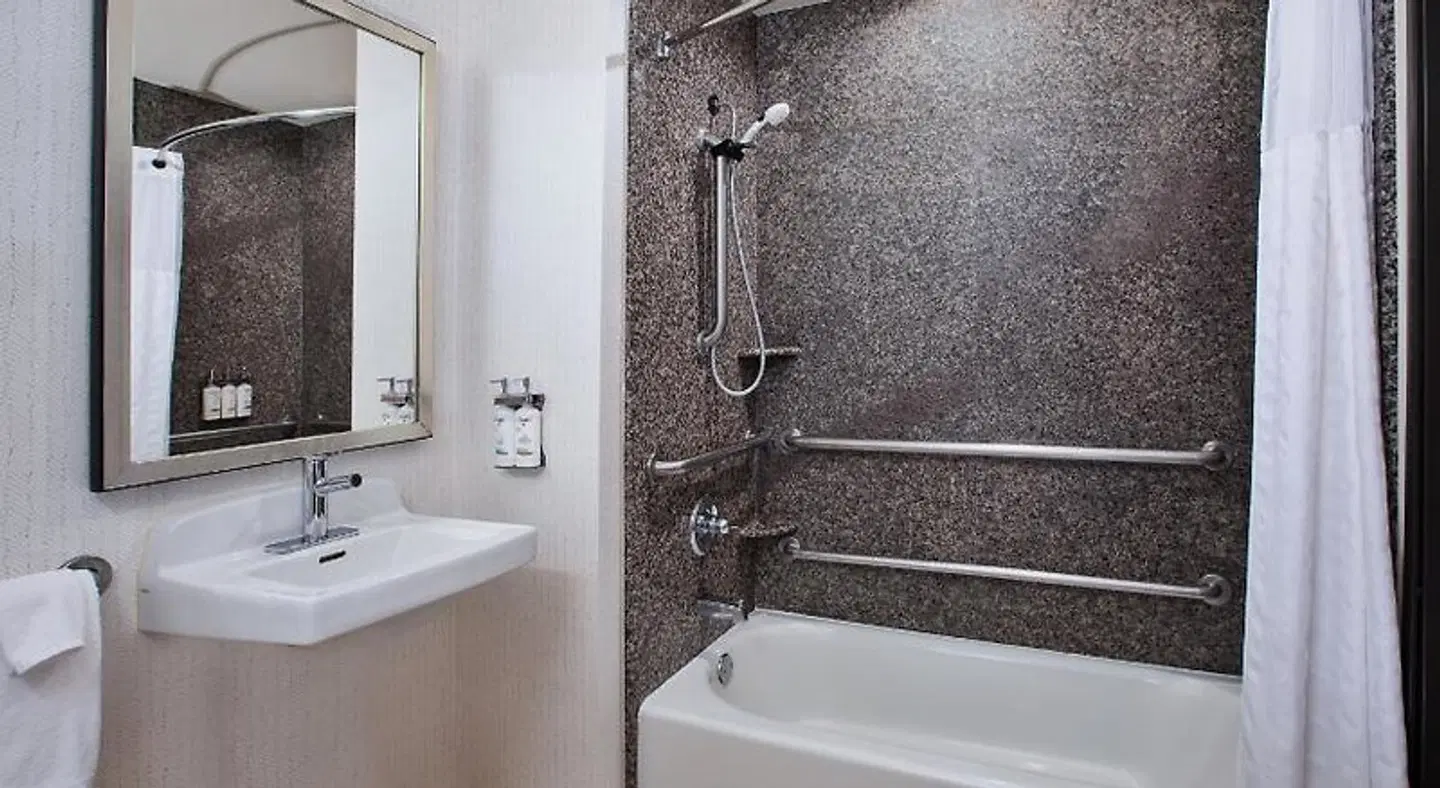 Holiday Inn Ontario Airport by IHG Badezimmer
