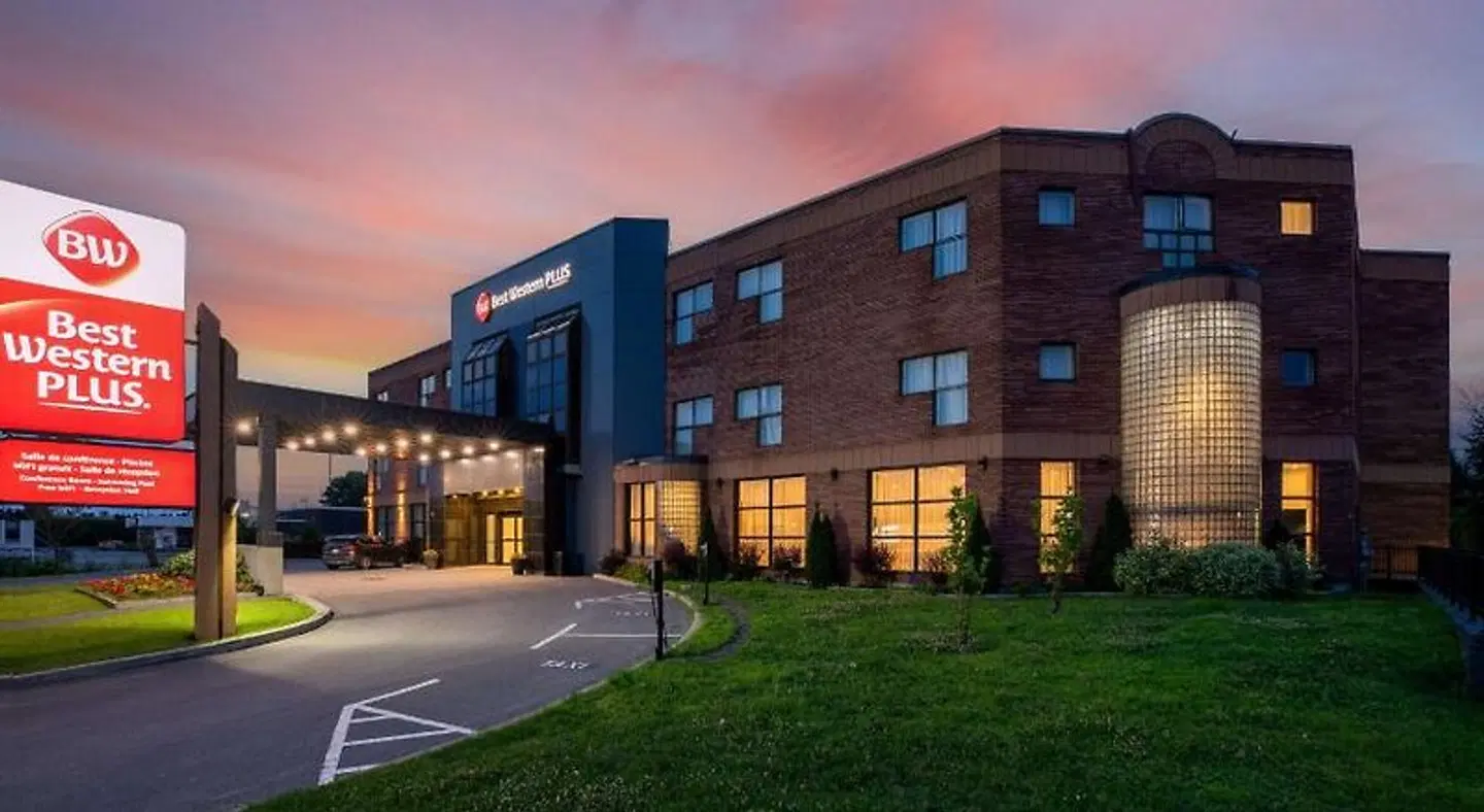 Best Western Plus Montreal East EXTERIOR