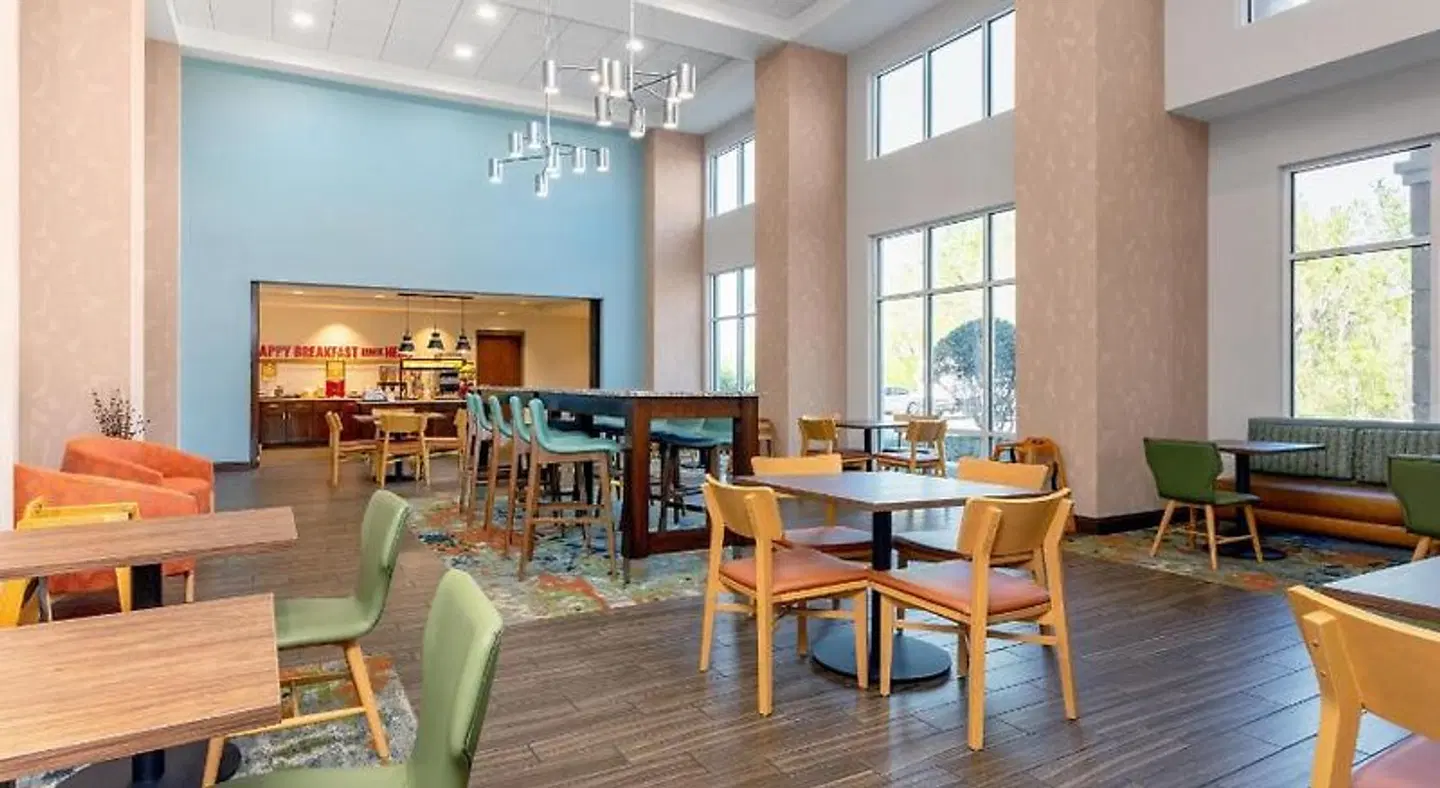 Hampton Inn & Suites Deland Restaurant