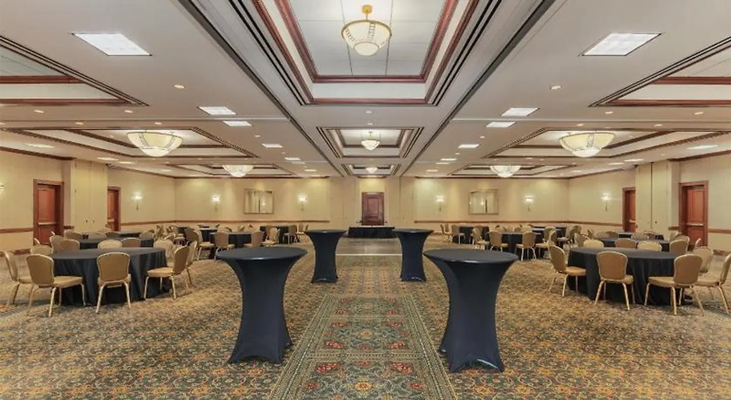 Hilton Garden Inn Milwaukee Northwest Conference Center LOUNGE_LOBBY