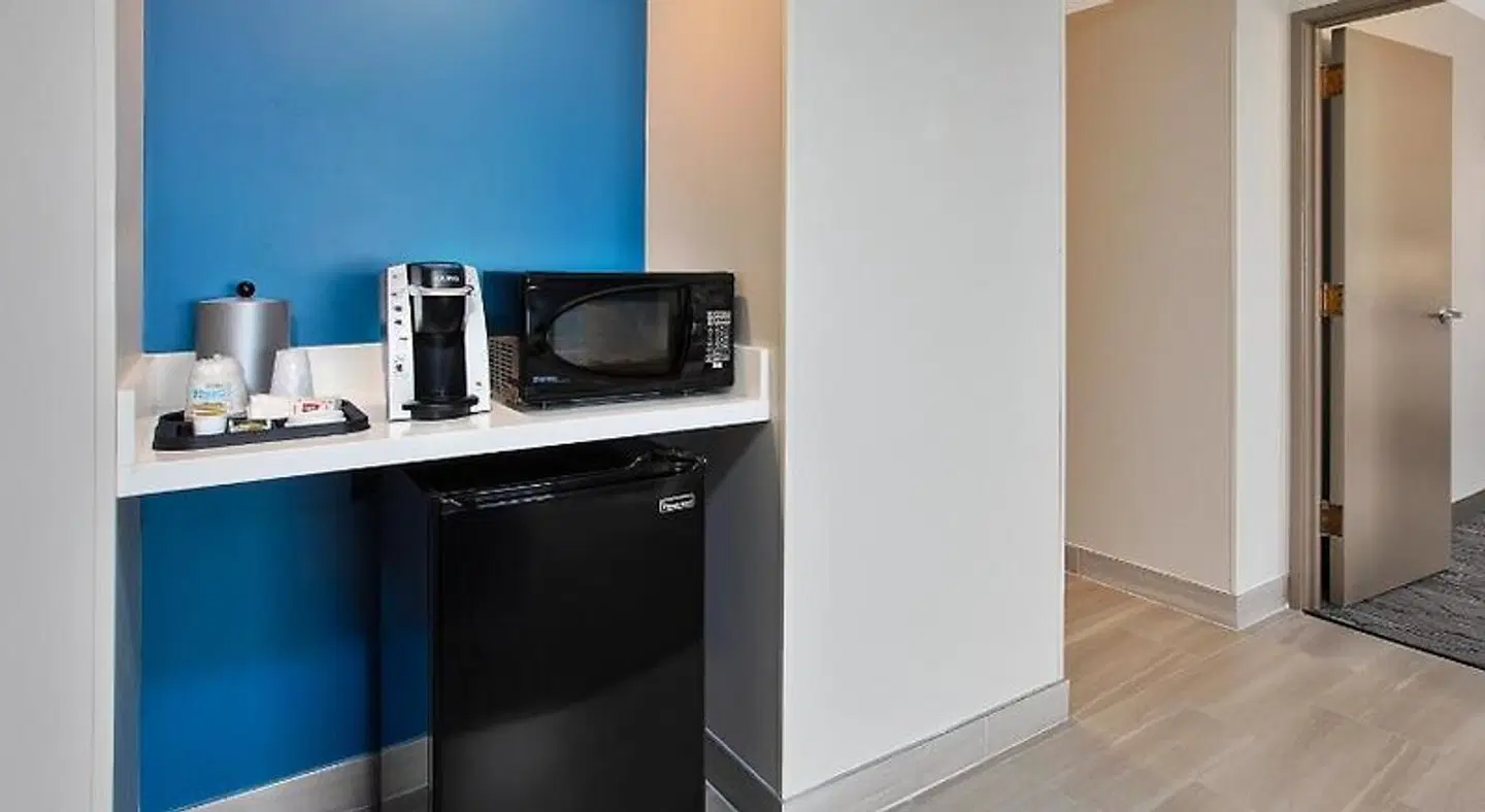 Holiday Inn Express & Suites Pittsburgh Airport by IHG ROOM_EXAMPLE