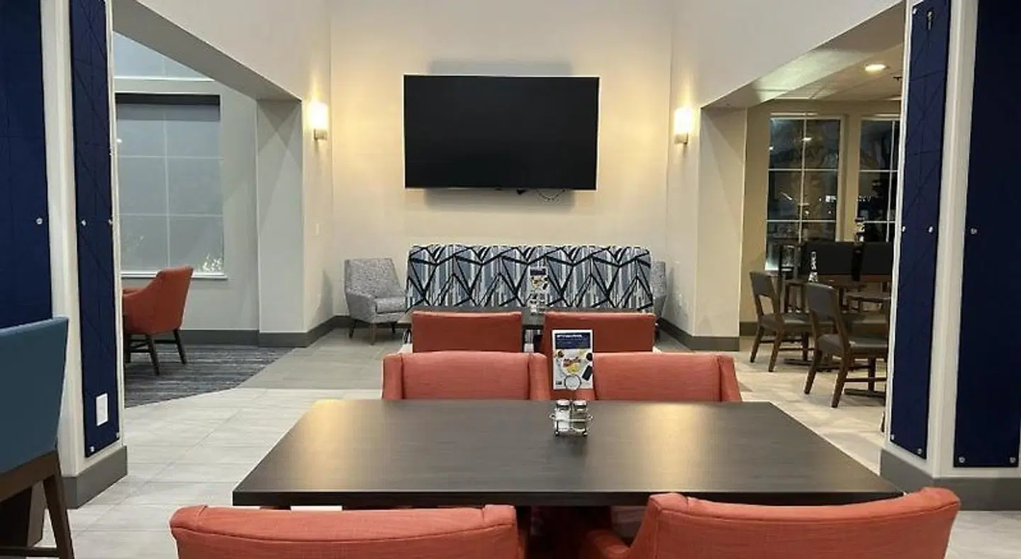 Holiday Inn Express & Suites Manteca City Center by IHG ROOM_EXAMPLE