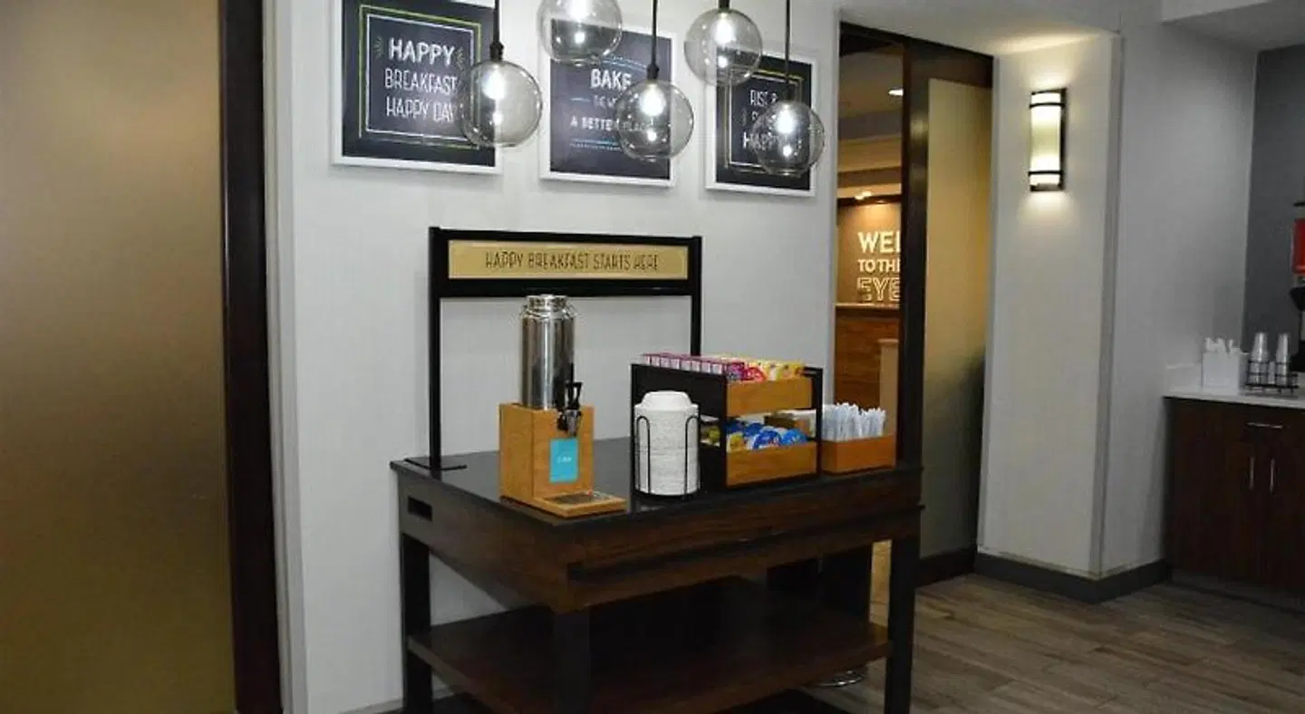 Hampton Inn Cambridge Bar