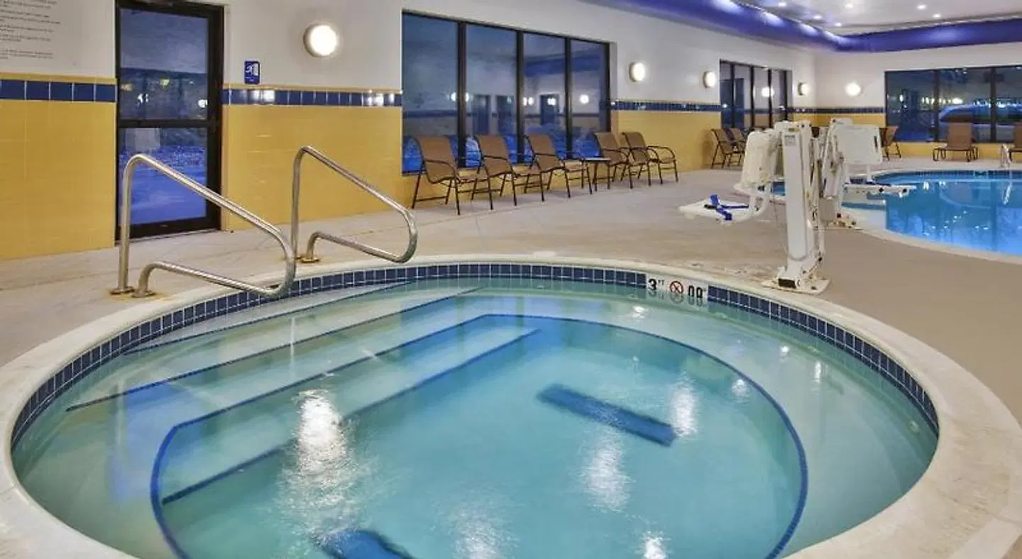 Holiday Inn Express & Suites Washington - Meadow Lands by IHG Hallenbad
