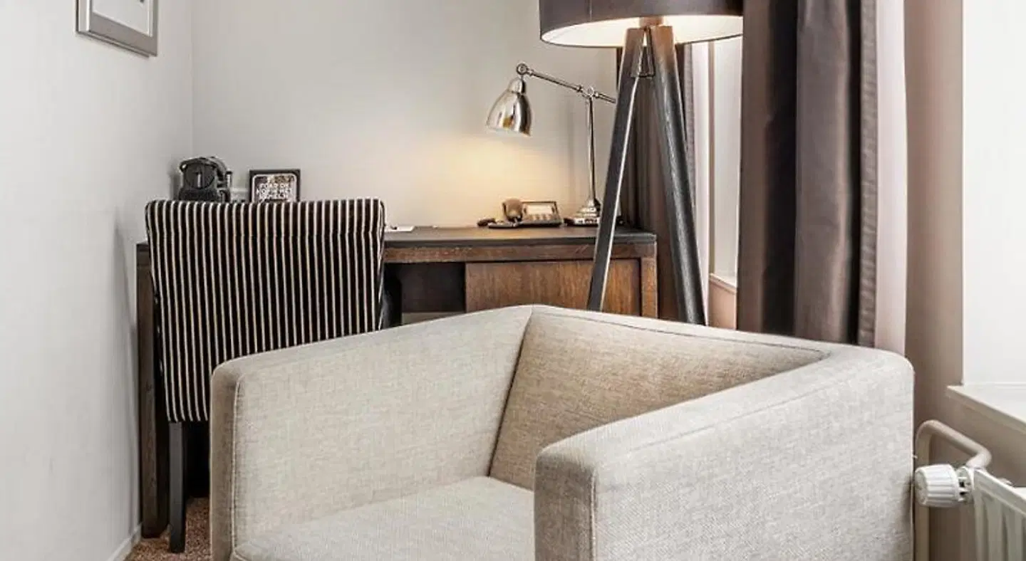Post-Plaza Hotel & Grand Café ROOM_EXAMPLE