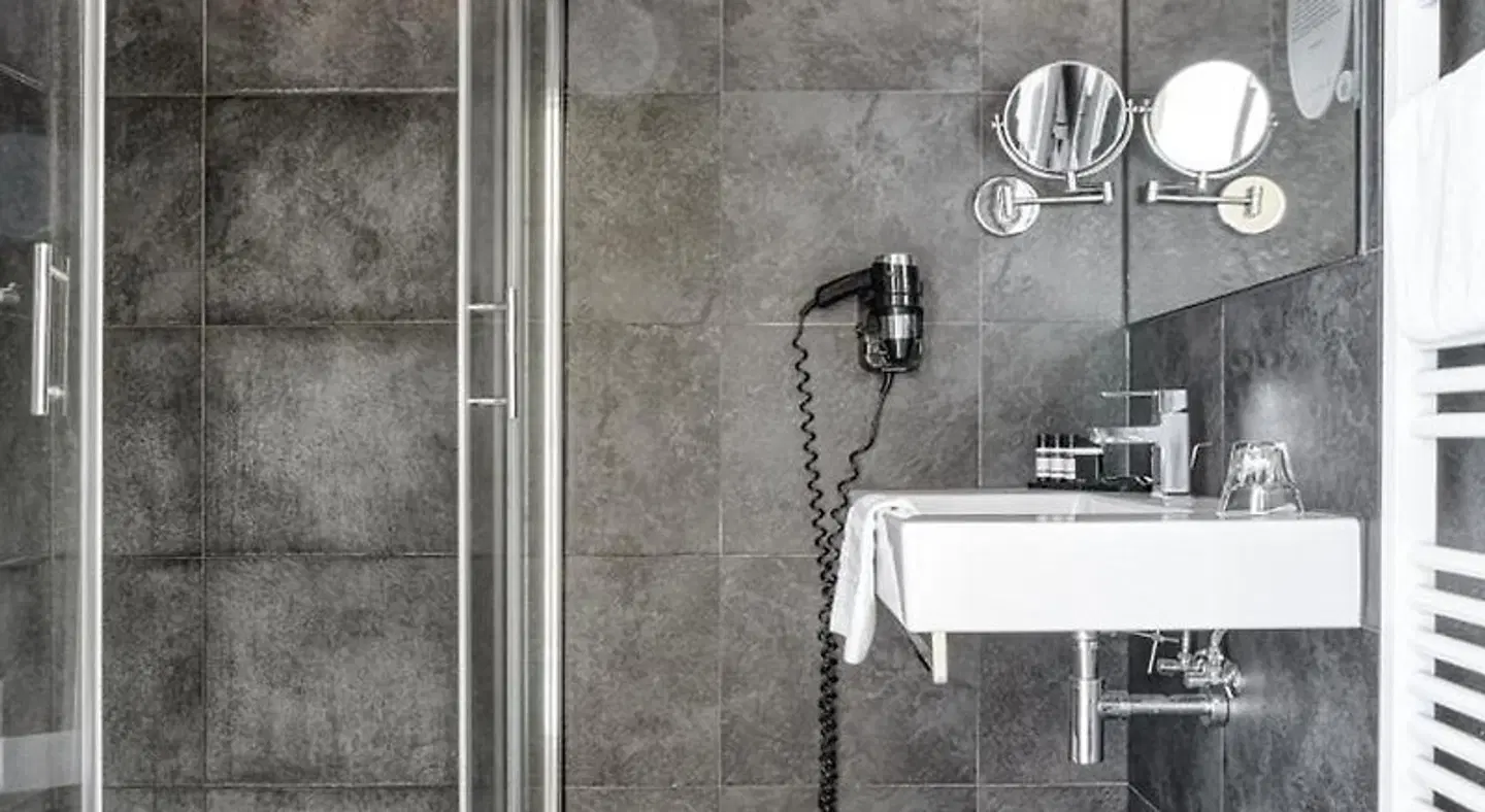 Post-Plaza Hotel & Grand Café Badezimmer