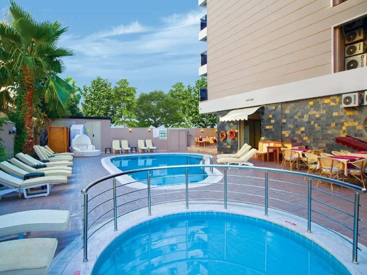 Aurasia Beach Hotel OUTDOOR_POOL