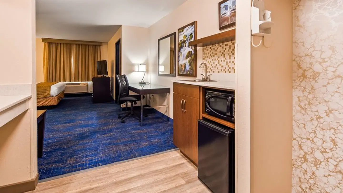 Best Western Plus Portland Airport Hotel & Suites ROOM_EXAMPLE