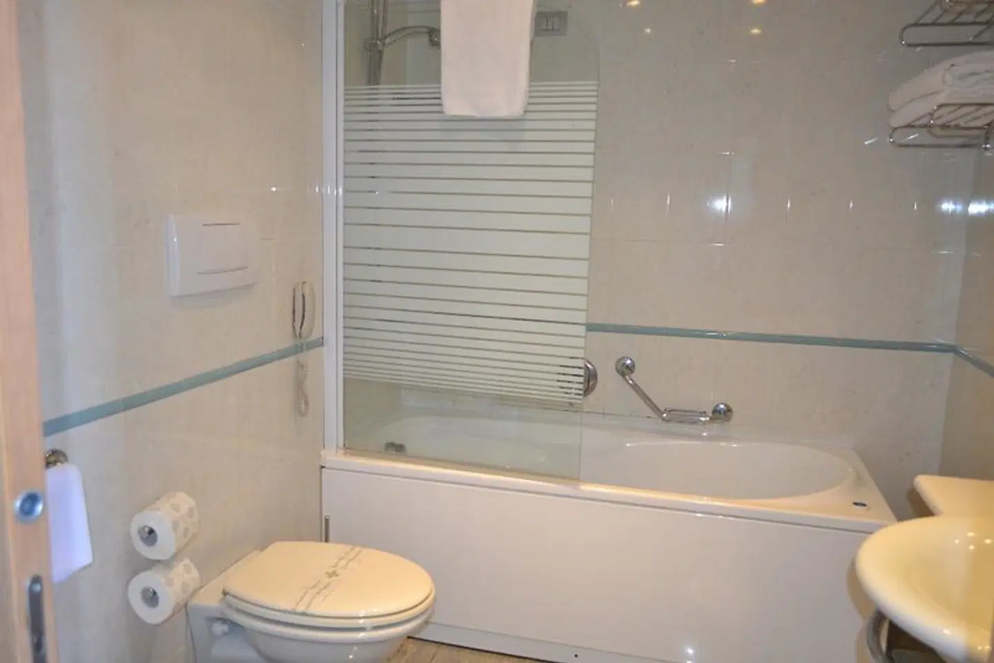 Marina Palace Hotel & Congress Hall Badezimmer