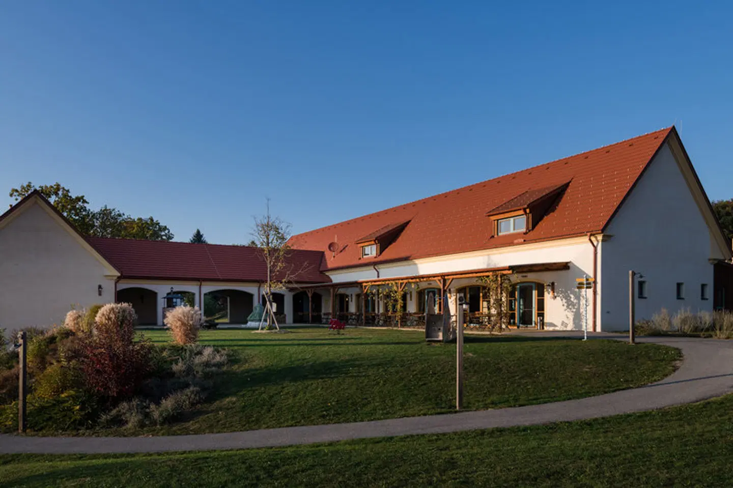 Jufa Neutal EXTERIOR