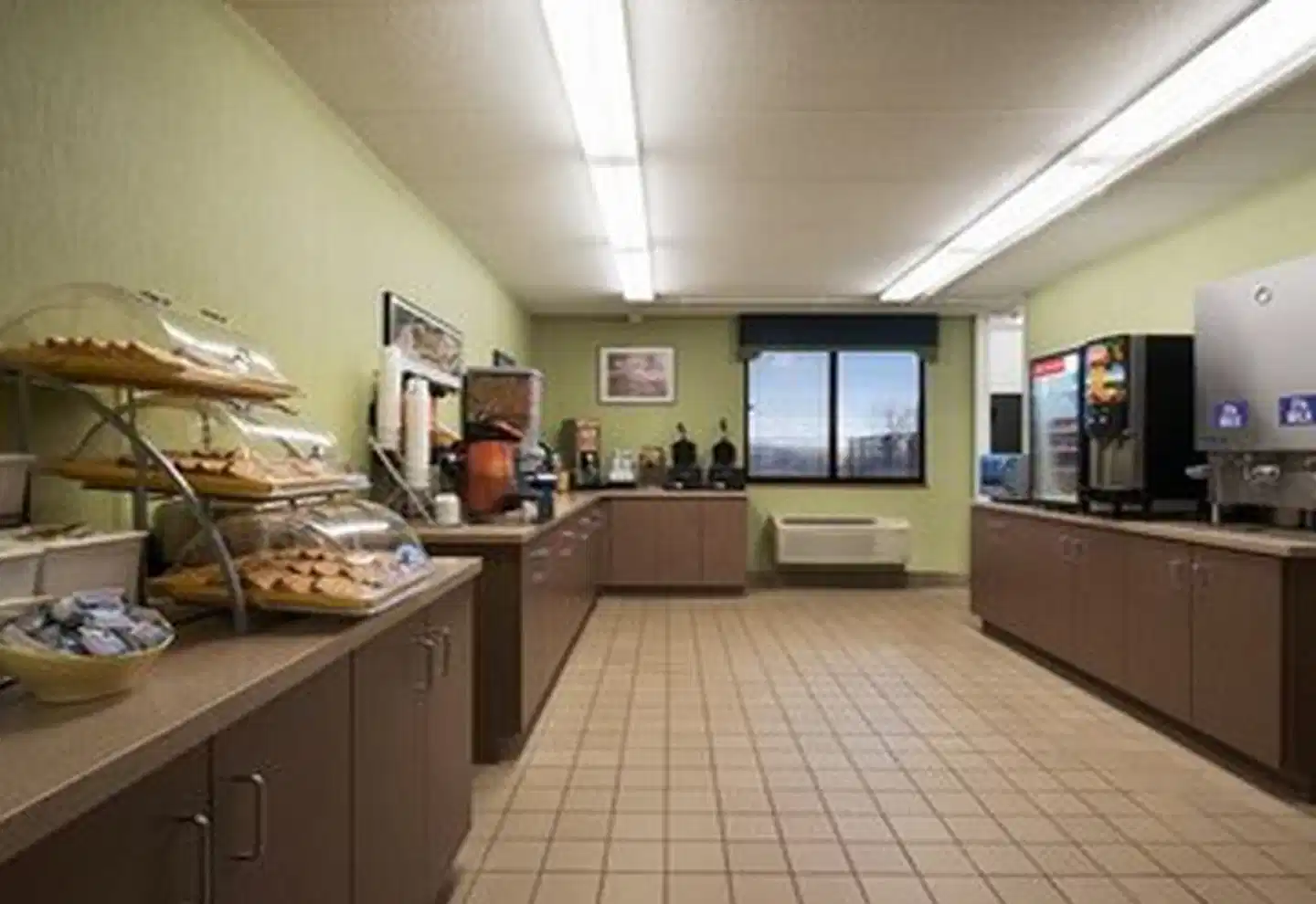 Days Hotel by Wyndham University Ave SE Lobby