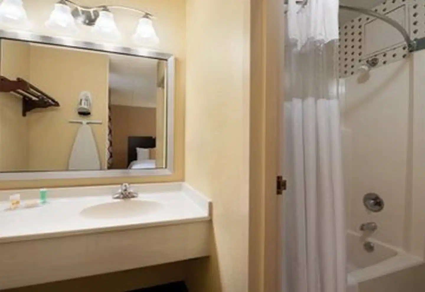 Days Hotel by Wyndham University Ave SE Badezimmer