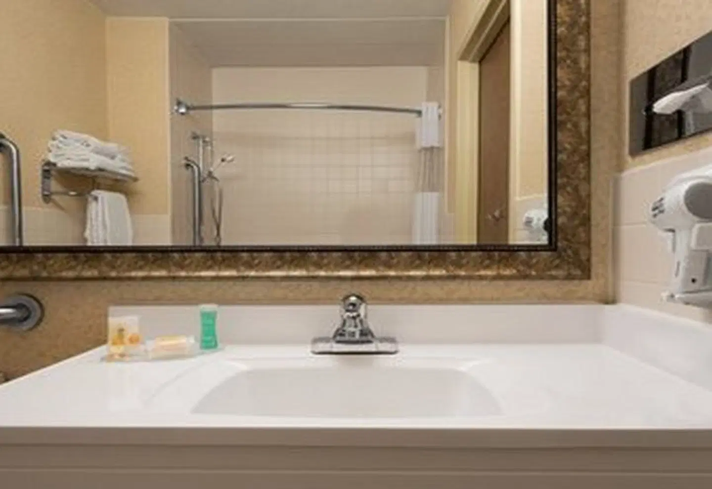 Days Hotel by Wyndham University Ave SE Badezimmer