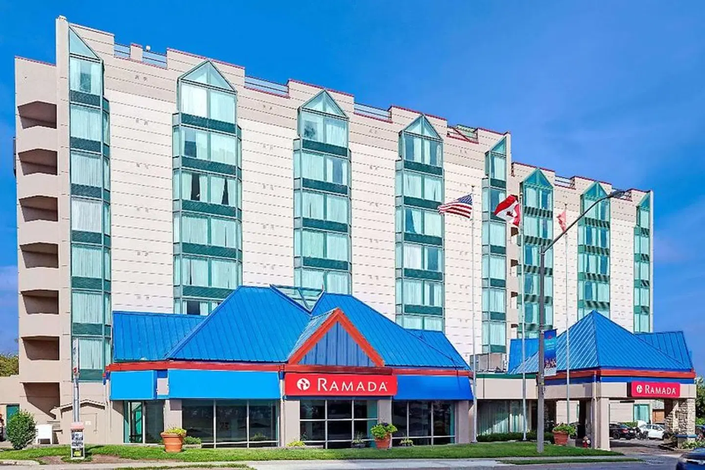 Ramada by Wyndham Niagara Falls/Fallsview EXTERIOR