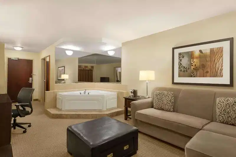 Ramada by Wyndham Drayton Valley – Hotelfoto