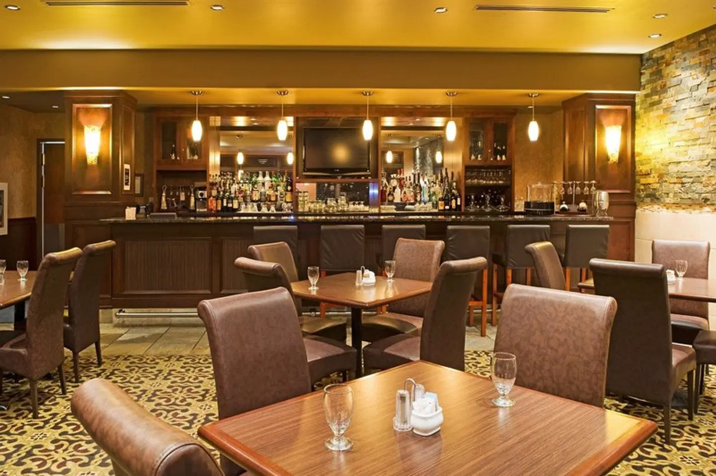 Holiday Inn & Suites West Edmonton by IHG Bar