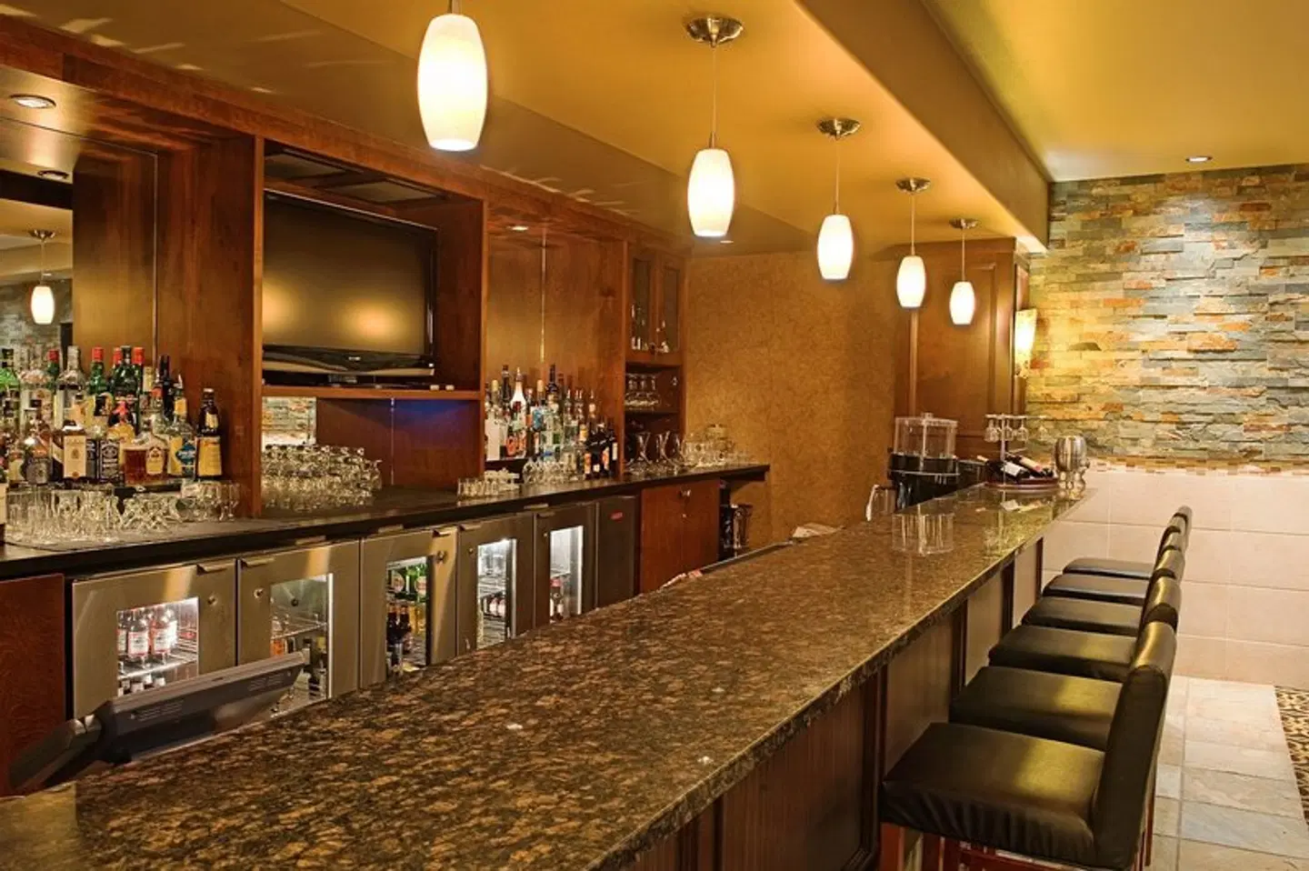 Holiday Inn & Suites West Edmonton by IHG Bar