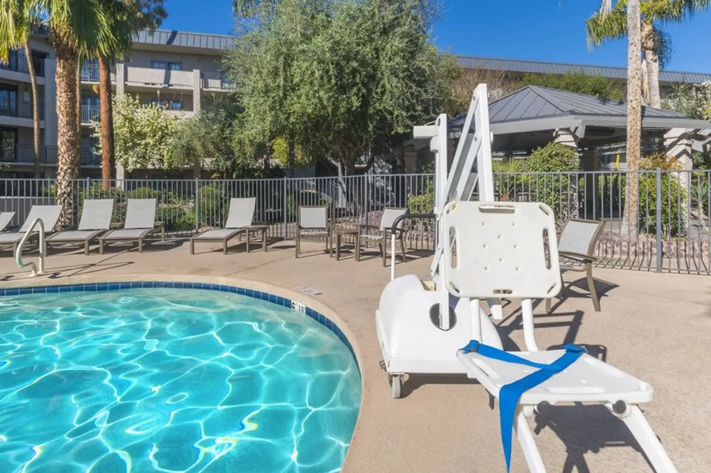 Holiday Inn & Suites Phoenix Airport North OUTDOOR_POOL