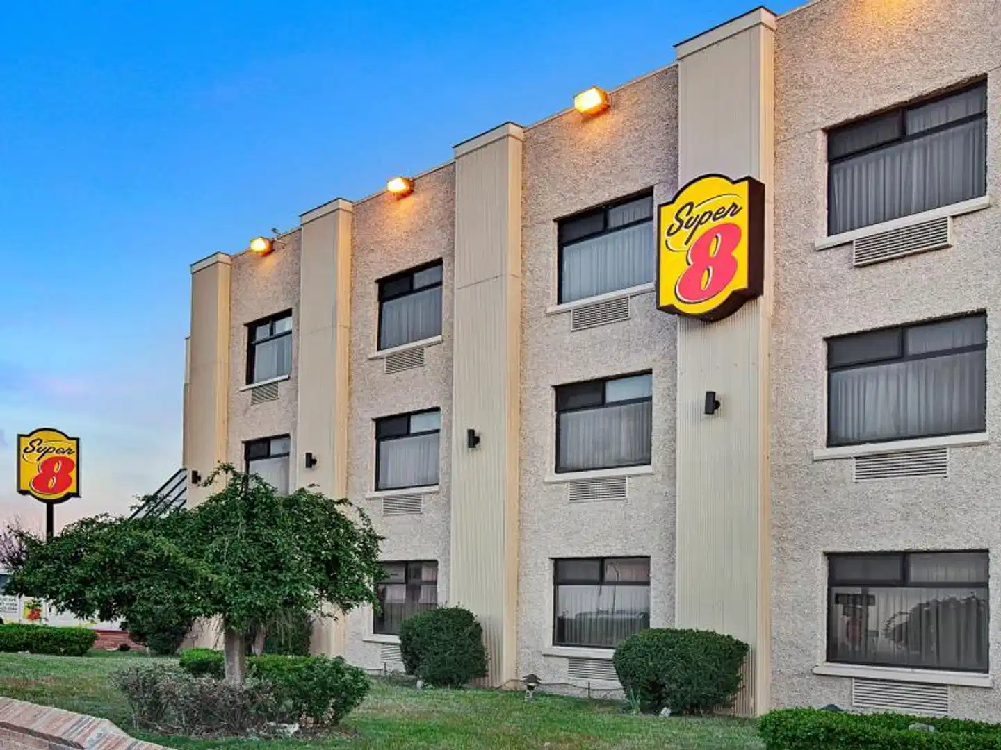 Super 8 by Wyndham, Jamaica North Conduit Aussenansicht