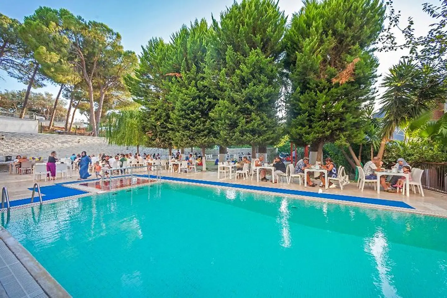 Marla OUTDOOR_POOL