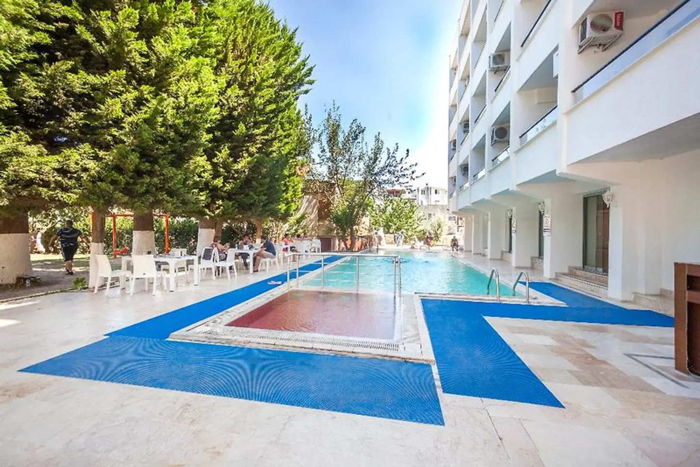 Marla OUTDOOR_POOL