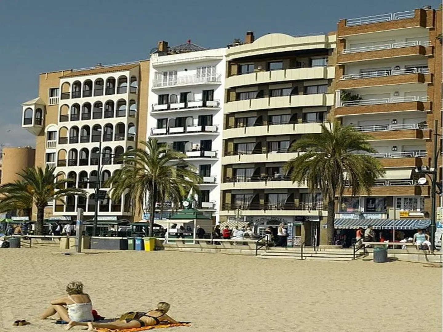 Almirall Apartaments EXTERIOR