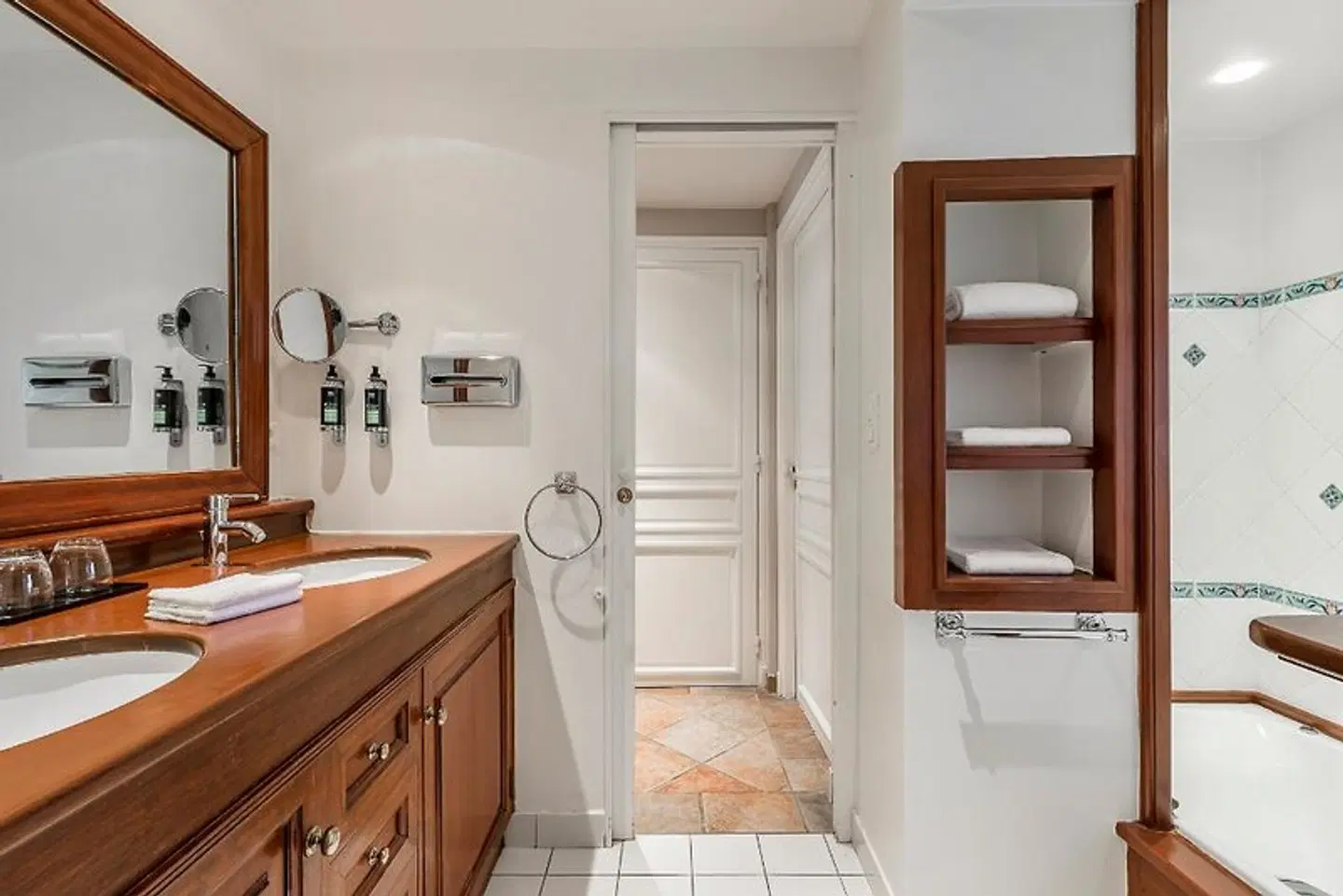 Hostellerie La Magnaneraie Badezimmer