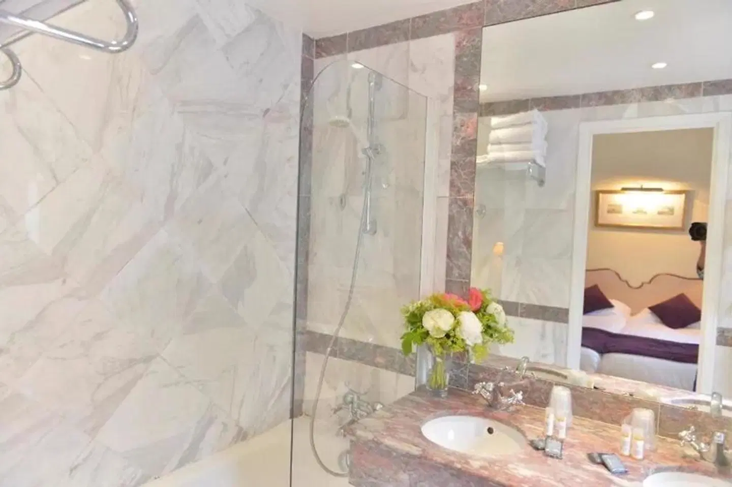 Hotel Suites Unic Renoir St Germain Badezimmer