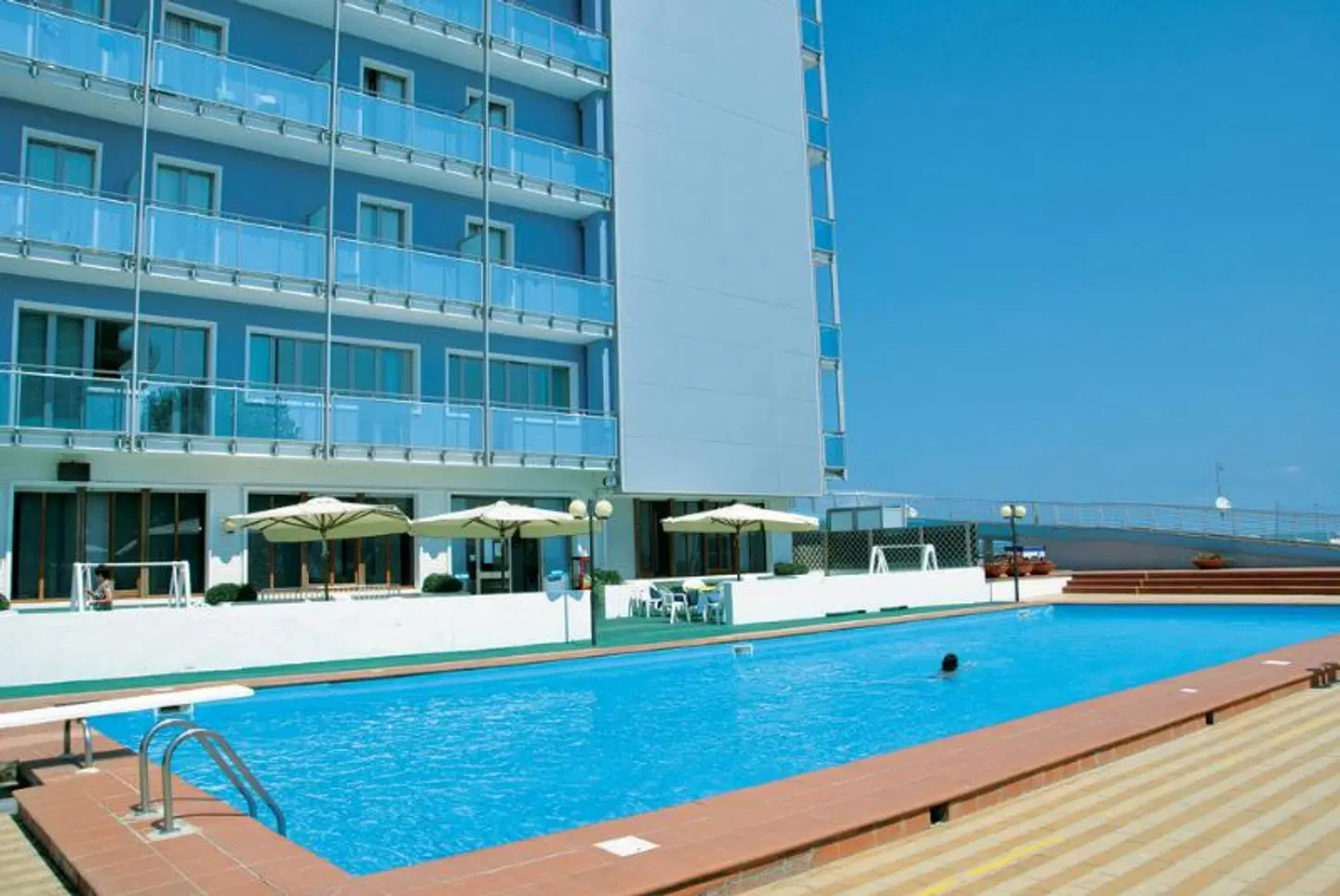Majestic OUTDOOR_POOL
